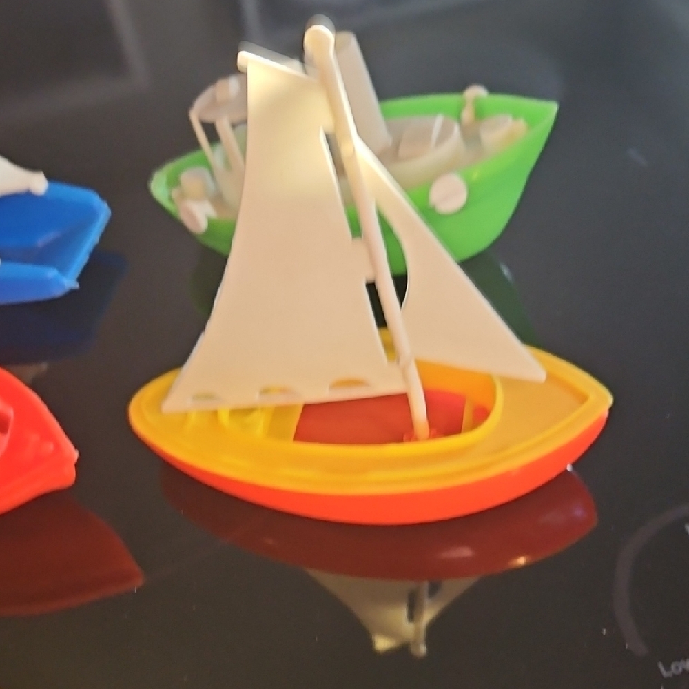 Vintage set of 5 Plastic Bathtub Floating Toy Boats. - Picture 3 of 10